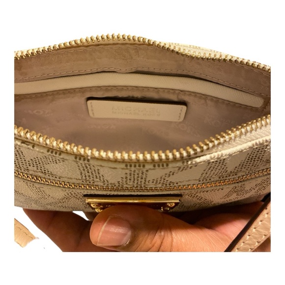 Michael Kors large logo wristlet - Picture 3 of 4